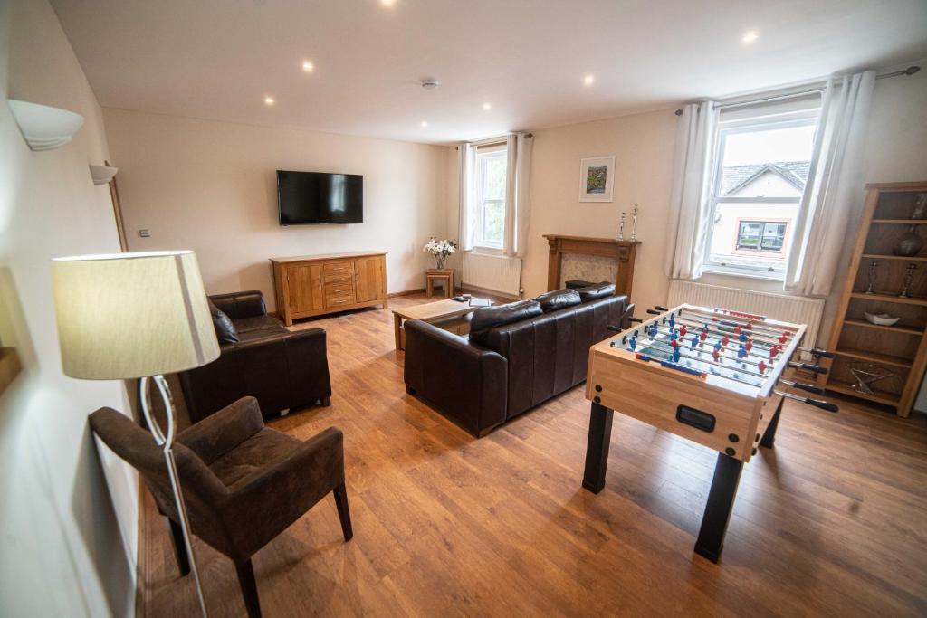 uma sala de estar com um sofá e uma mesa de centro em The Haven Keswick - Spacious Central Apartment em Keswick