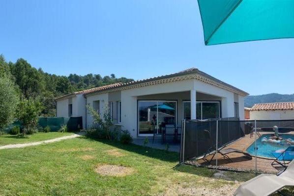 ein kleines Haus mit Garten und Pool in der Unterkunft Maison avec piscine à l'orée de la forêt in Vals-les-Bains