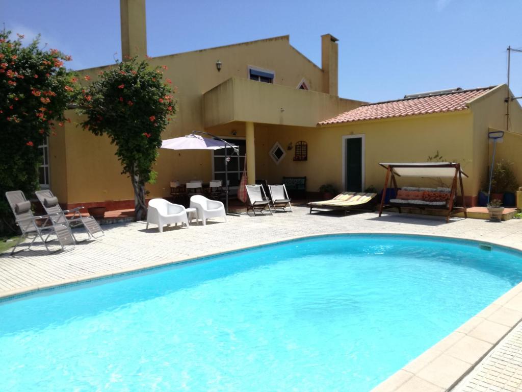 - une piscine en face d'une maison dans l'établissement Casa do Vale, à Chelreira