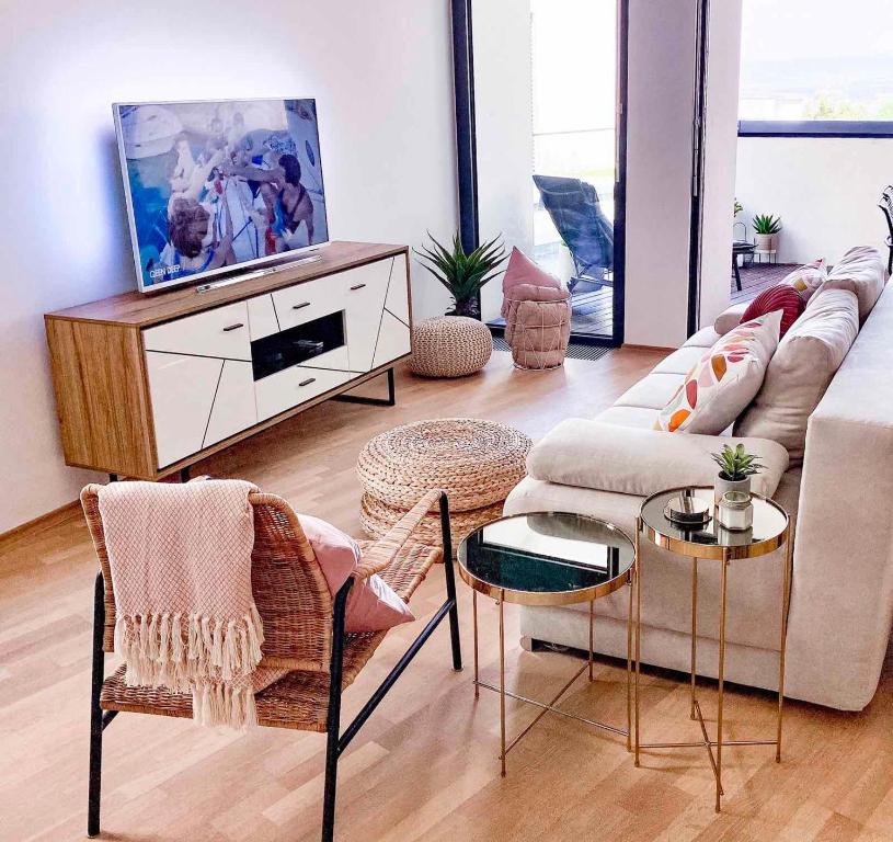 uma sala de estar com um sofá e uma televisão em Seaview Apt Koper 2 em Koper