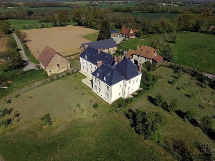 una vista aérea de una gran casa en un campo en Chateau de Linard, en Linard