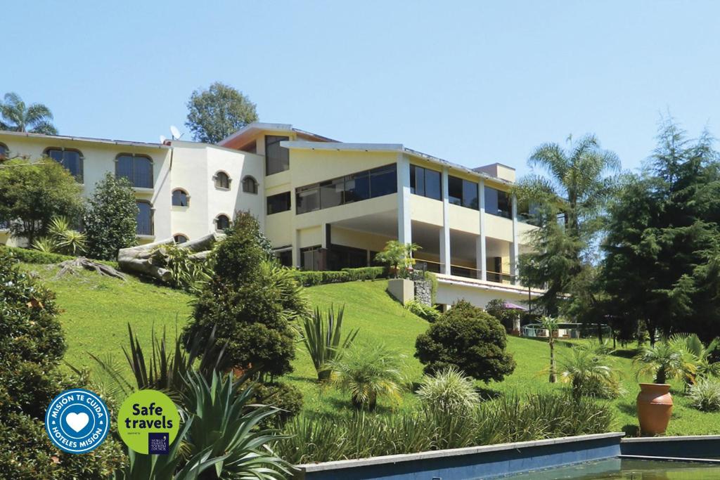 un edificio su una collina accanto a una piscina di Mision Los Cocuyos Alta Montana a Huatusco de Chicuellar