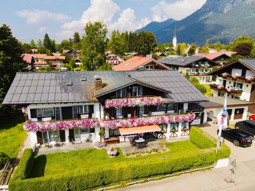 una vista aérea de una casa con flores en Gästehaus Immenhof, en Oberstdorf