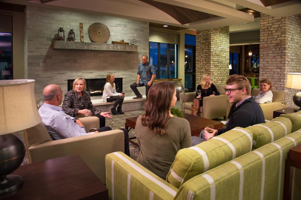 un grupo de personas sentadas en una sala de espera en Hotel Indigo Traverse City, an IHG Hotel, en Traverse City