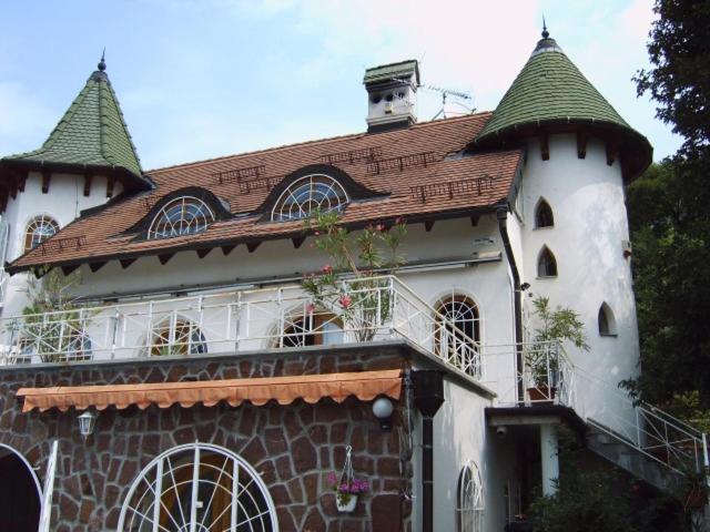 The building in which a vendégházakat is located