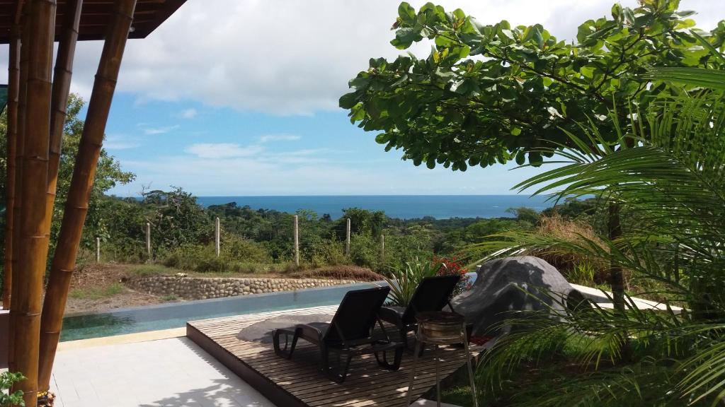 - une vue sur l'océan depuis la terrasse d'une maison dans l'établissement Eden Tica Lodge, à Uvita