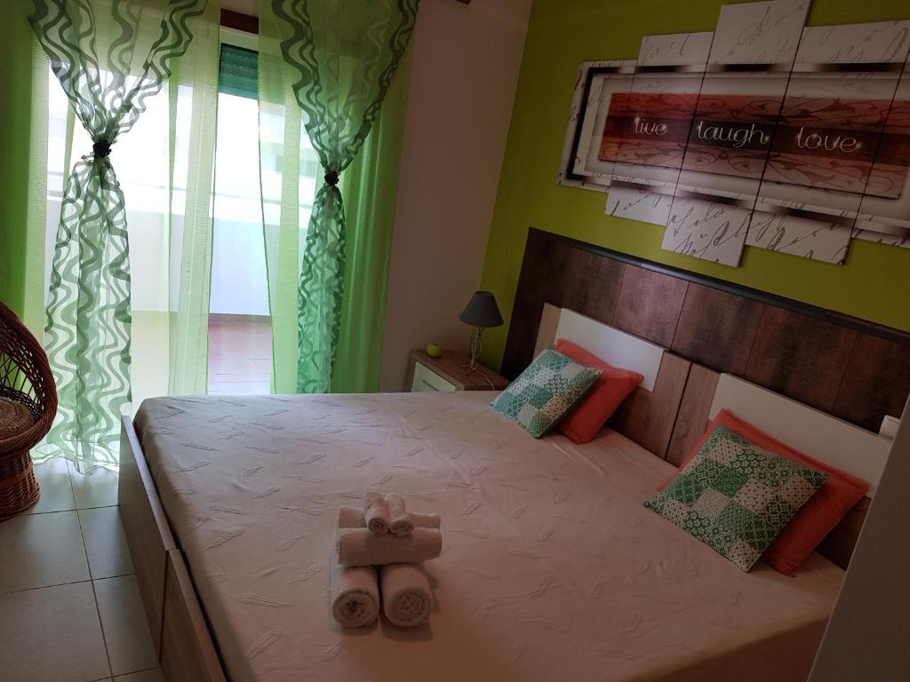 um quarto com uma cama com um urso de peluche em Fantástico Apartament em Portimão