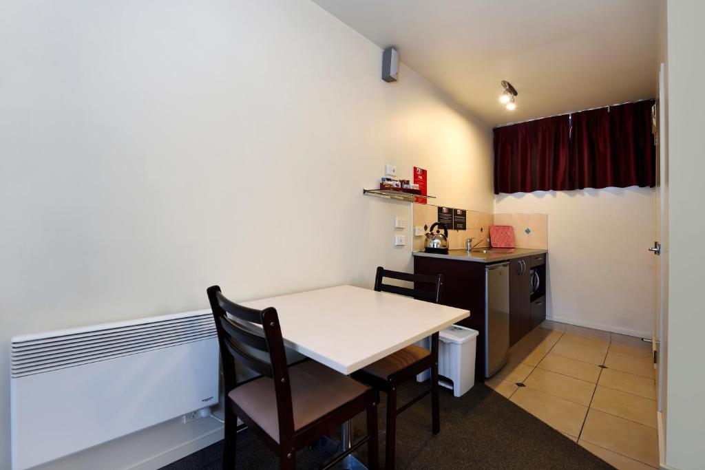 Kuchyň nebo kuchyňský kout v ubytování Gladstone Motel