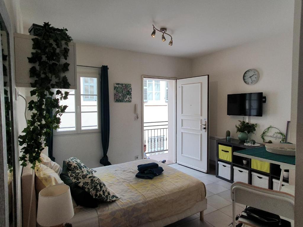 1 dormitorio con 1 cama y puerta a un balcón en Studio Charles de Gaulle - Vieux Port, en Marsella