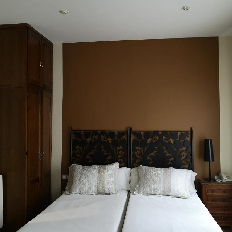 Hostal Plaza - Habitación Cuádruple Con Balcón