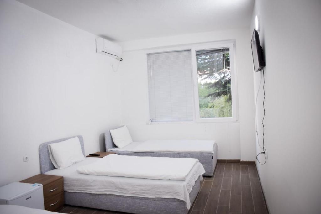 - 2 lits dans une chambre avec fenêtre dans l'établissement Vila Oska, à Vinica
