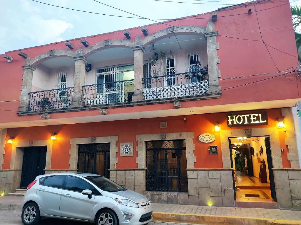een auto geparkeerd voor een hotel bij Hotel Casa La Gran Señora in Tequila