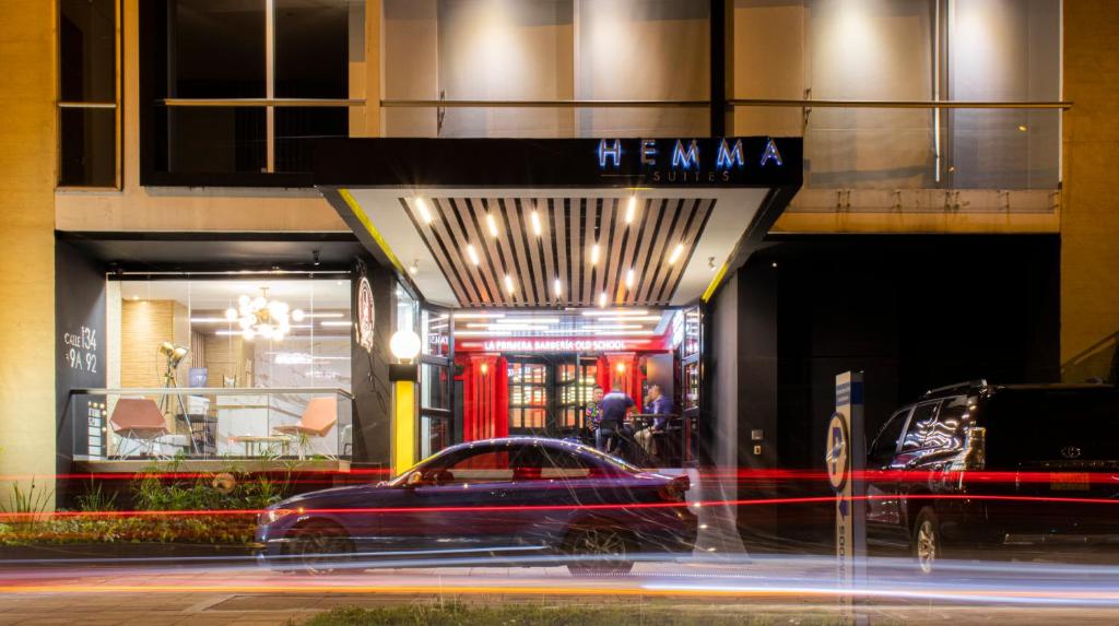 Hemma Bogotá Luxury Suites Hotel في بوغوتا: موقف السيارة امام المبنى