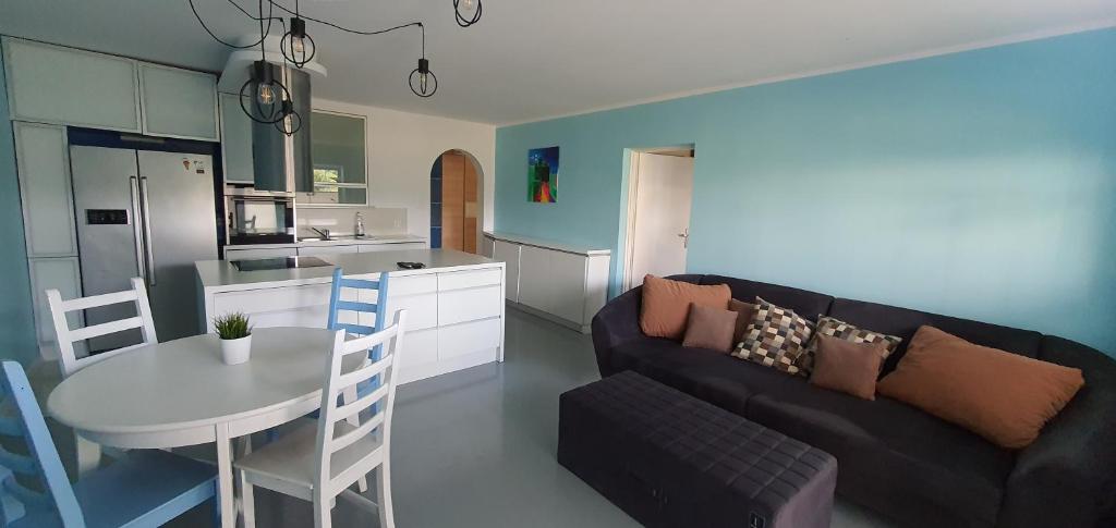 ソポトにあるSopockie Santoriniのリビングルーム(ソファ、テーブル付)、キッチンが備わります。