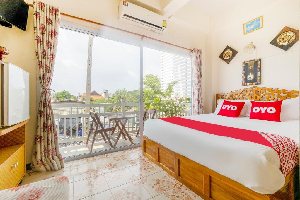 a bedroom with a bed and a balcony at OYO 906 Bann One Love in Phra Nakhon Si Ayutthaya