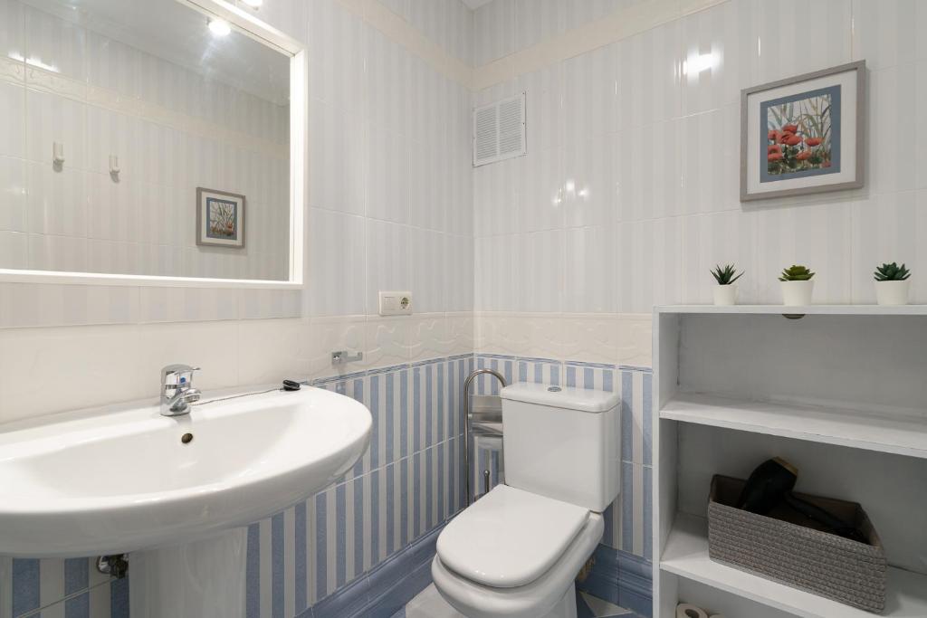 A bathroom at Maisuit apartment Malaga city center
