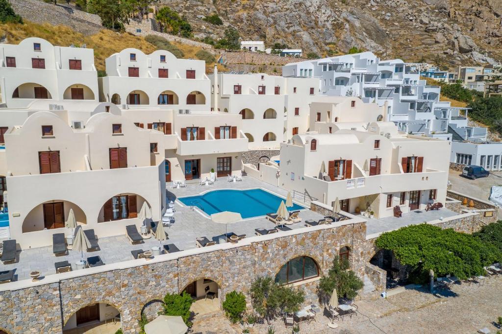 カマリにあるEpavlis Hotel & Spaの白い建物のホテルの空中ビュー
