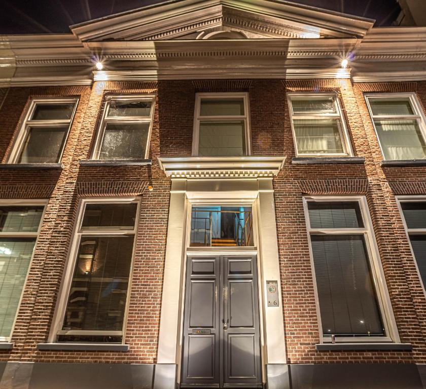 - un bâtiment en briques avec une porte devant dans l'établissement Bij Isa & Max, à Kampen