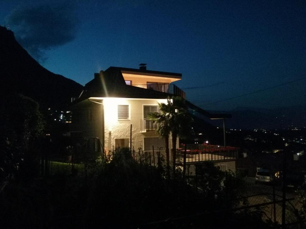 カルダーロにあるHaus Tirolの夜の灯り付きの家