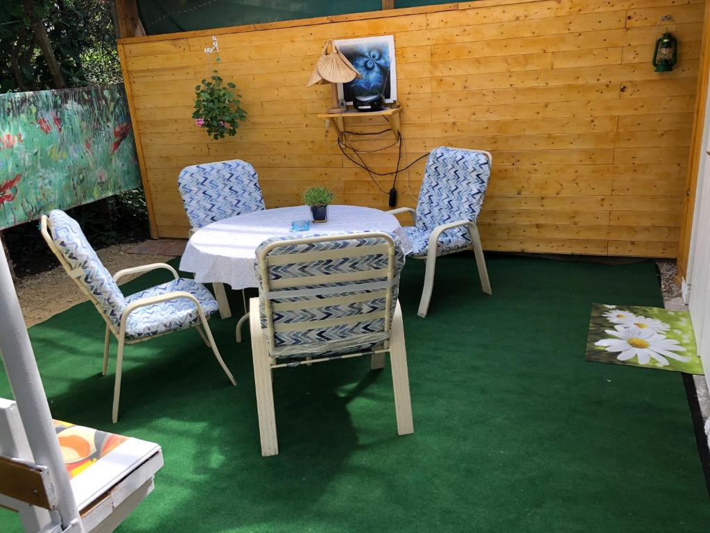 Zdjęcie z galerii obiektu City Camping& Apartman &Bungalow w Győr
