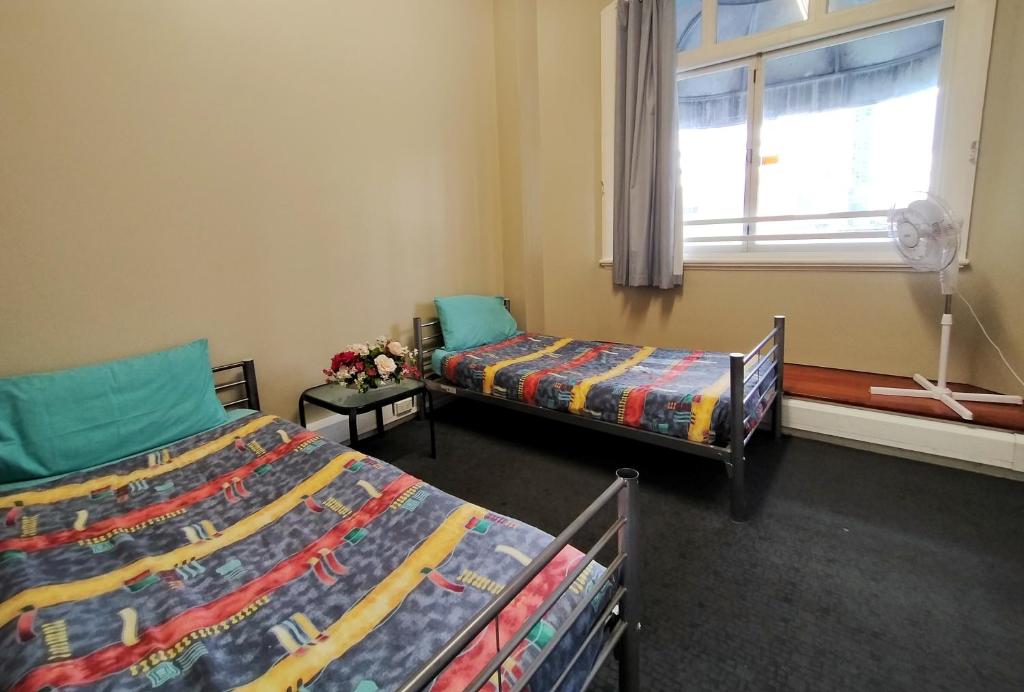 Surf 'N' Snow Backpackers Across Sky Tower - Resim 2