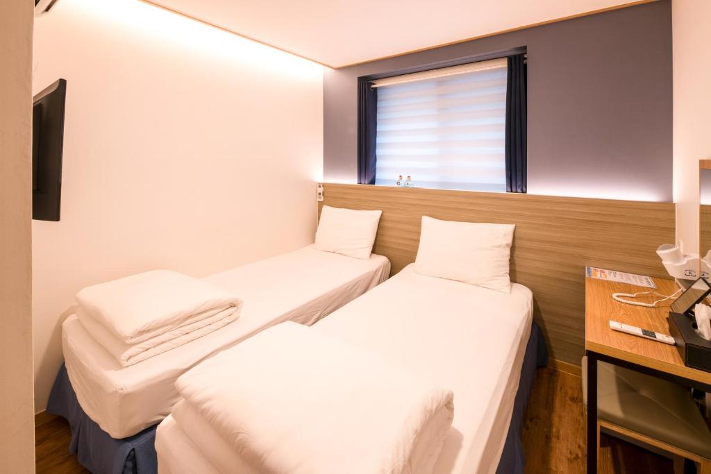 MAMA Guesthouse Haeundae客房内的一张或多张床位