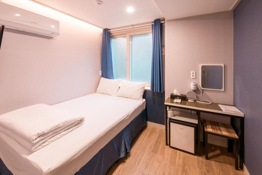 MAMA Guesthouse Haeundae客房内的一张或多张床位