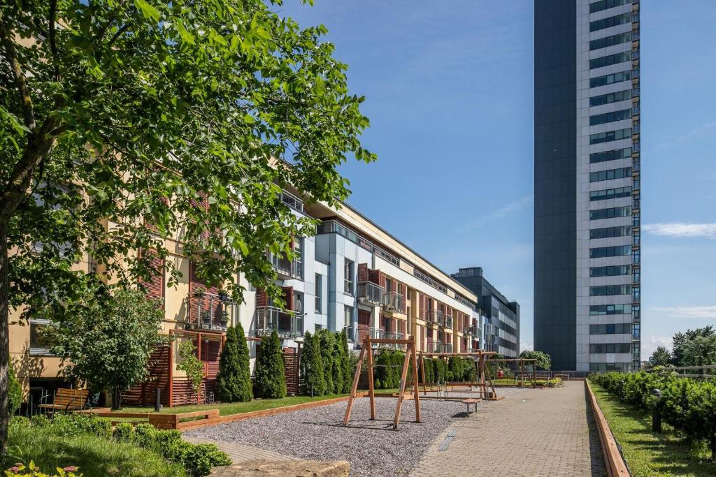 un edificio con un parque infantil delante de él en Vezas Apartment 3beds en Klaipėda