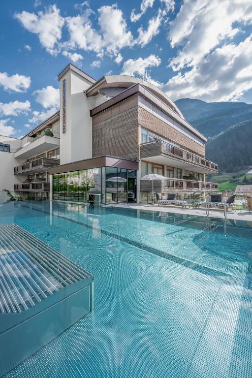Bazén v ubytovaní Bergland Design- und Wellnesshotel alebo v jeho blízkosti