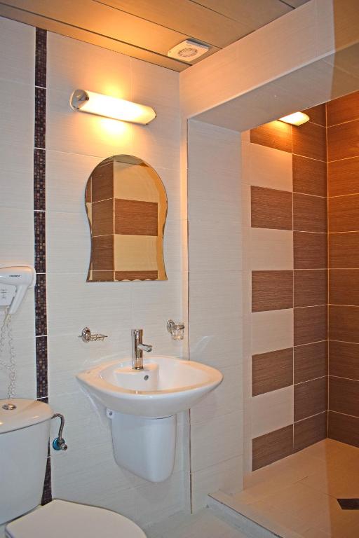 Koupelna v ubytování Jupiter Hotel