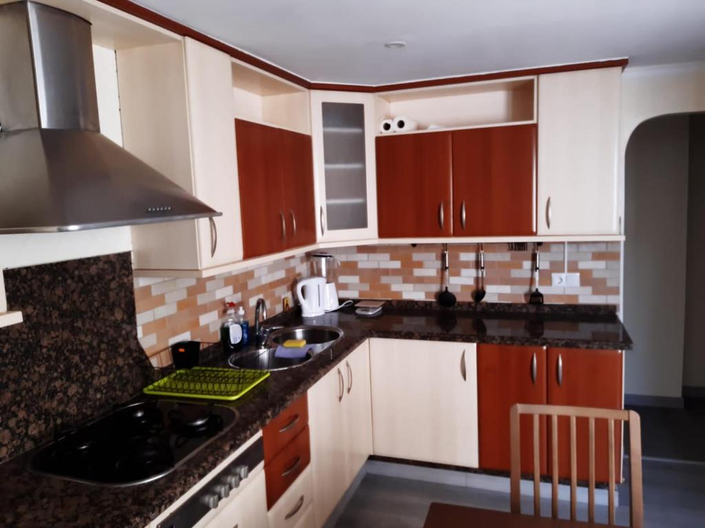 Kuchyňa alebo kuchynka v ubytovaní Modern huge appartement, just 100 m from the beach