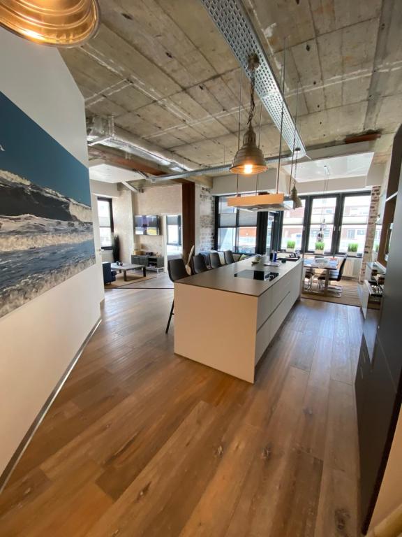 un ufficio con un ampio spazio aperto e pavimenti in legno di Luxus-Loft-Sylt a Westerland
