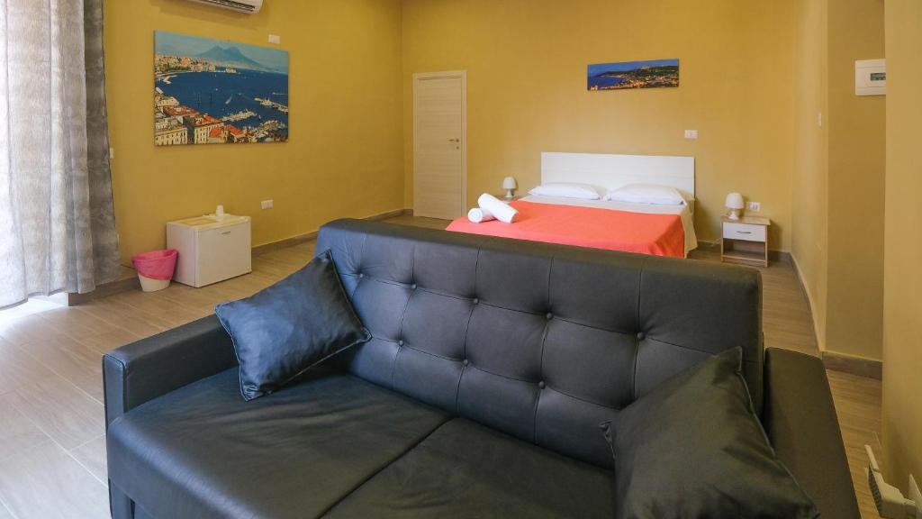 ナポリにあるRoyal Danteのリビングルーム(ソファ、ベッド付)