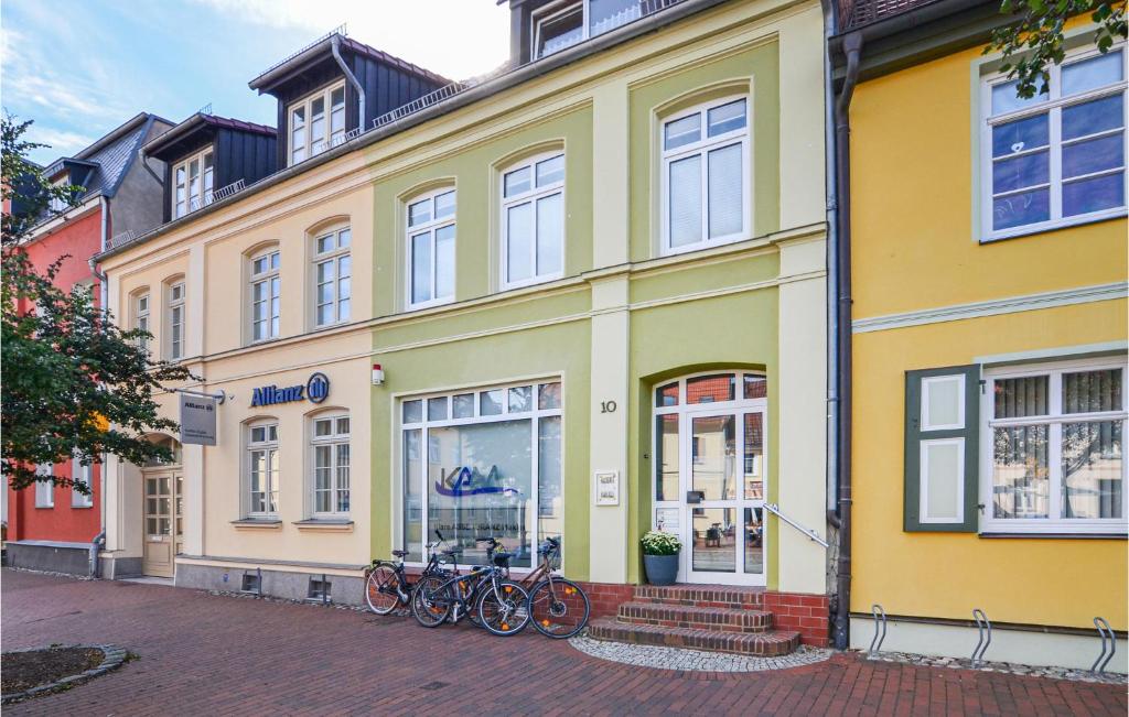 un edificio amarillo con bicicletas estacionadas frente a él en Nice Apartment In Schwaan With Kitchen en Schwaan