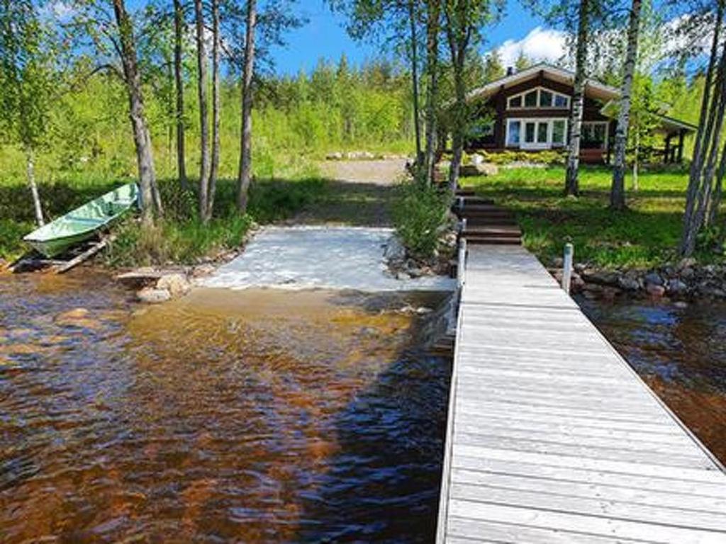 una pasarela de madera que conduce a una casa en un río en Holiday Home Saukko by Interhome, en Pietolansaari
