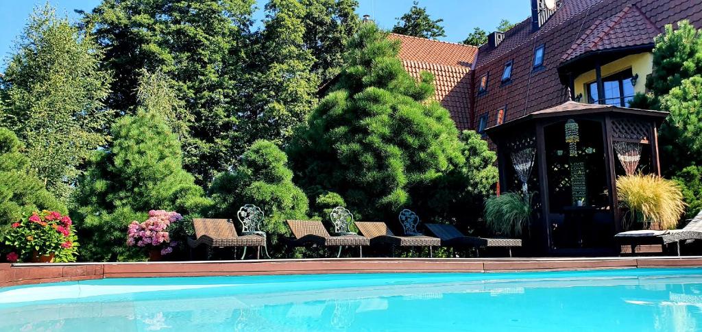 una casa con piscina frente a una casa en Boutique Vila Artemide, en Palanga