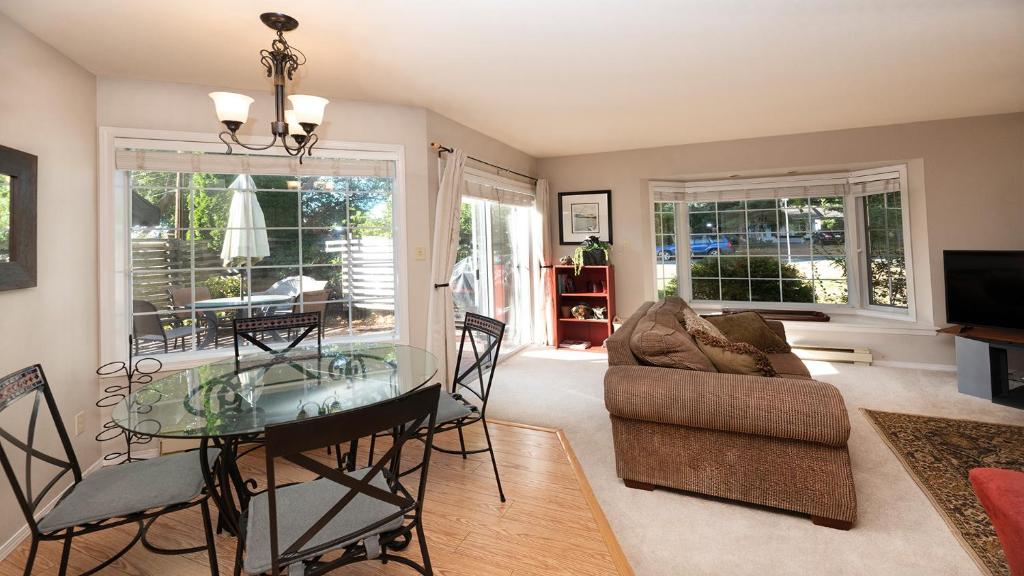 Kaylas Beach House Min 30 Days Low Season 2 Days High Season Oak Bay Updated 22 Prices