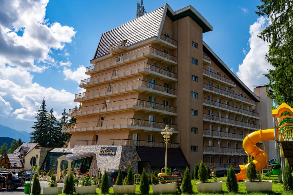 um edifício com um escorrega à frente em Hotel Belvedere em Predeal