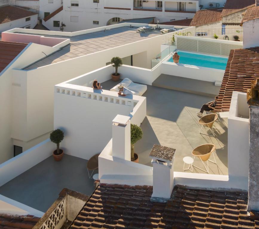 una vista aérea de una casa con piscina en Casas Caiadas | Open House, en Arraiolos