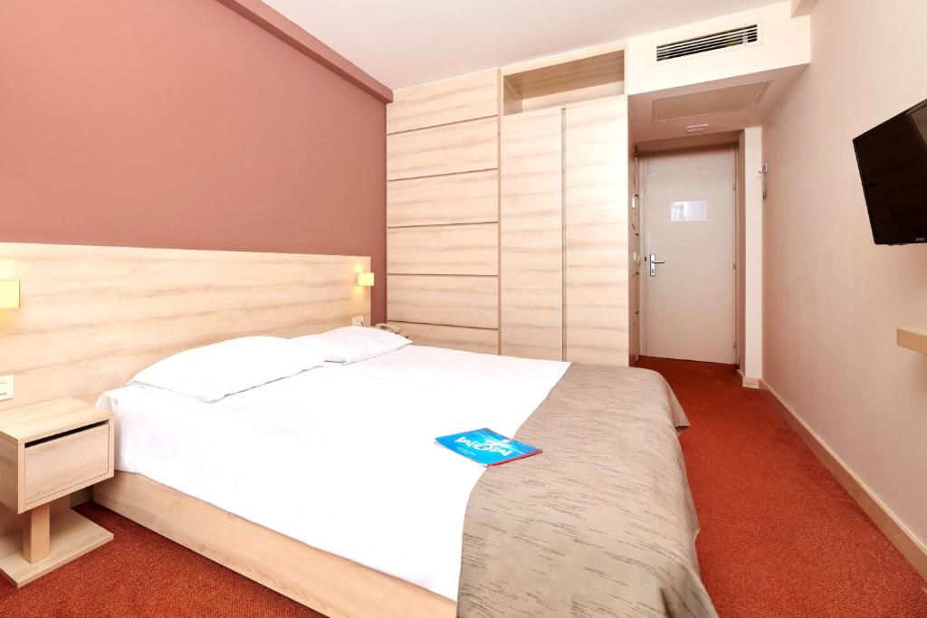 Postel nebo postele na pokoji v ubytování Hotel Materada Plava Laguna