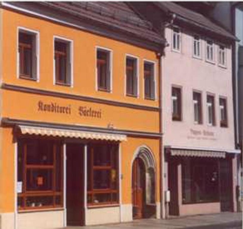 un gran edificio amarillo con akritkritkritkritkrit escrito en él en Pension Ufert en Meißen