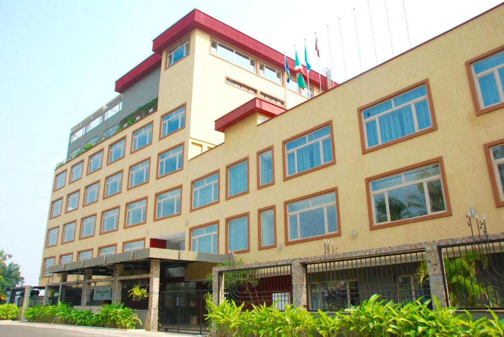 ブジュンブラにあるKiriri Garden Hotelの旗の大きな建物