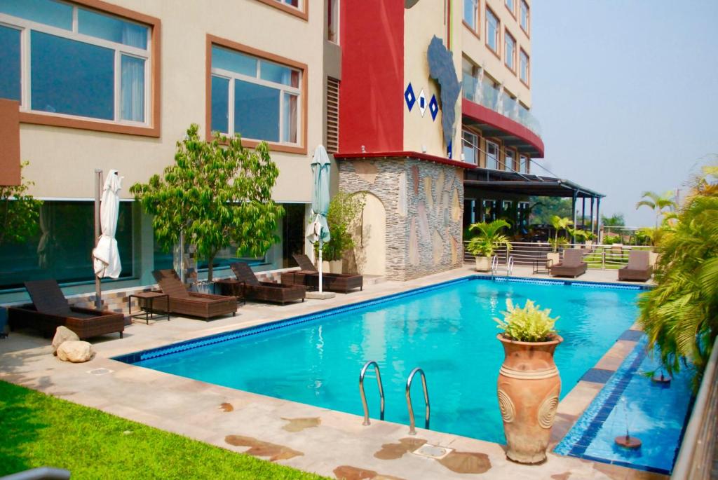 ブジュンブラにあるKiriri Garden Hotelの建物前のスイミングプール