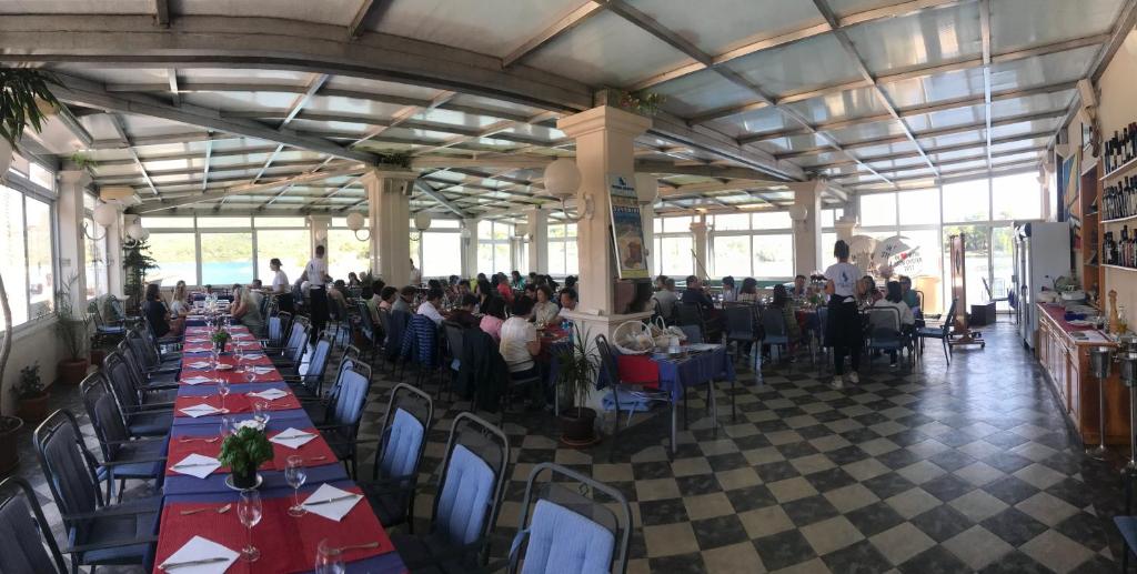 Ein Restaurant oder anderes Speiselokal in der Unterkunft Villa Koruna - Mali Ston 