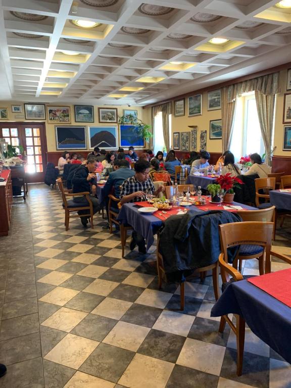 eine Gruppe von Menschen, die an Tischen in einem Restaurant sitzen in der Unterkunft Villa Koruna - Mali Ston in Ston