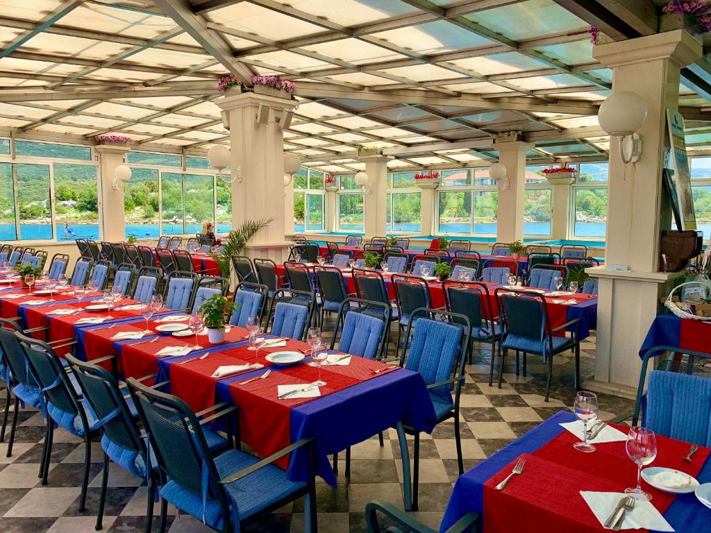 Ein Restaurant oder anderes Speiselokal in der Unterkunft Villa Koruna - Mali Ston 