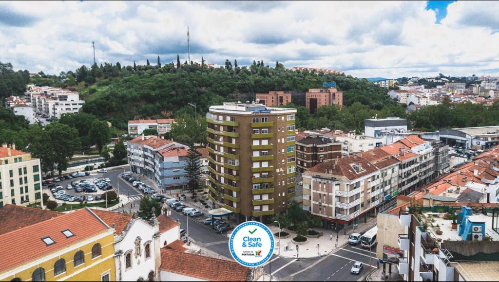 una vista aerea di una città con edifici di Hotel São Francisco a Leiria