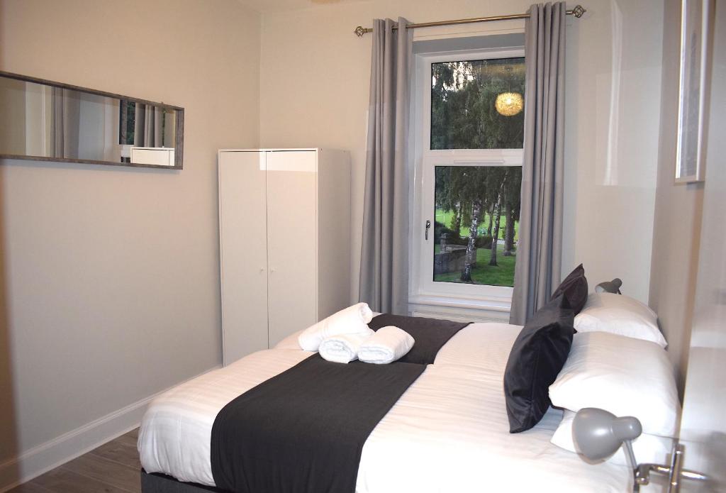 Tempat tidur dalam kamar di Kelpies Serviced Apartments- Victoria