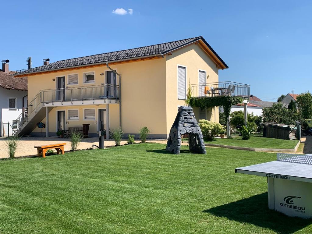 ein Haus mit Spielplatz im Hof in der Unterkunft Businesswohnungen Haag bei A7 in Aalen