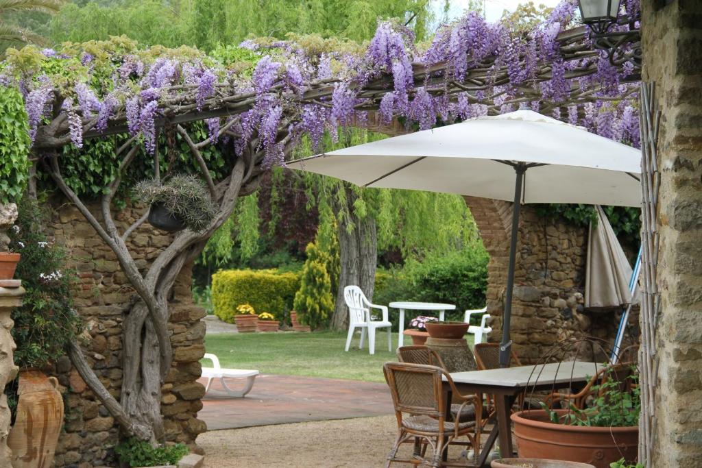 A garden outside Mas Vilosa Bed and Breakfast